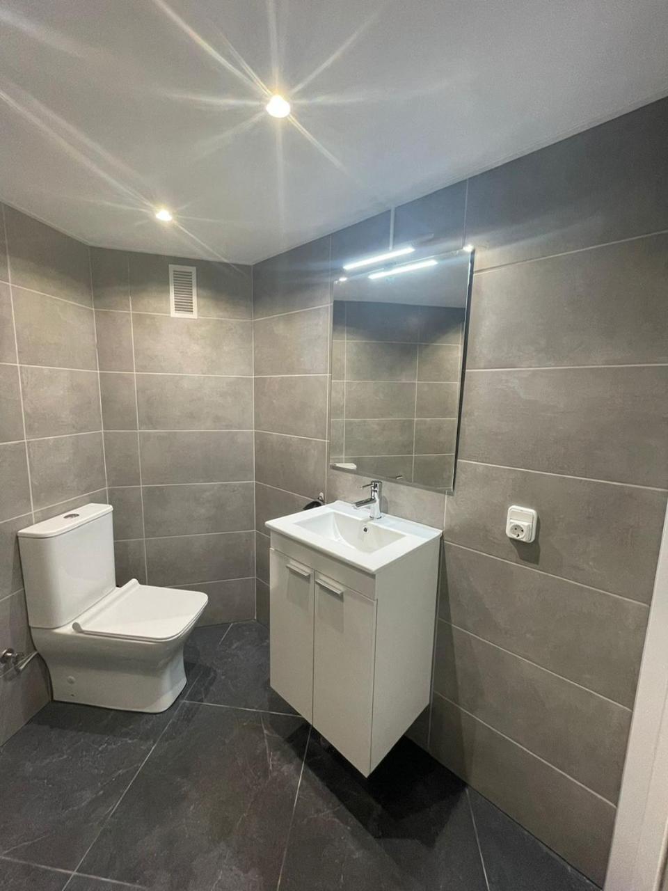 Edificio Gijon Newly Renovated Two-Bedroom Apartment Benidorm Bagian luar foto